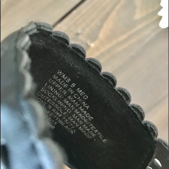 𝐿𝑎𝑢𝑟𝑒𝑛 𝐶𝑜𝑛𝑟𝑎𝑑 𝐻𝑒𝑒𝑙𝑠 - Picture 5 of 6